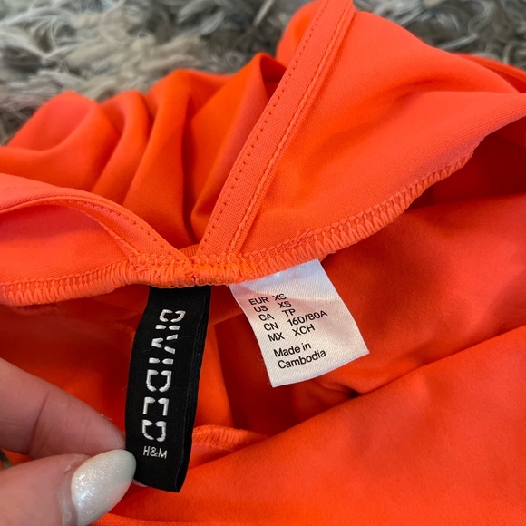 Bright orange mini dress with flared skirt and backless design - Picture 3 of 9